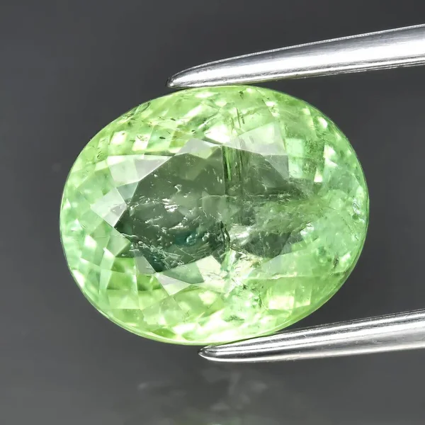 Натуральний Камінь Зелений Турмалін Сірому Фоні — стокове фото