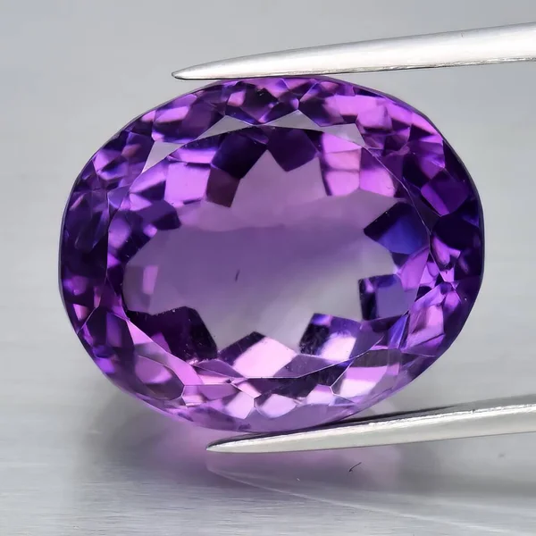 グレーの背景に天然の宝石紫アメシスト — ストック写真