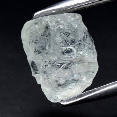 Siyah arka planda doğal mücevher yeşili beril