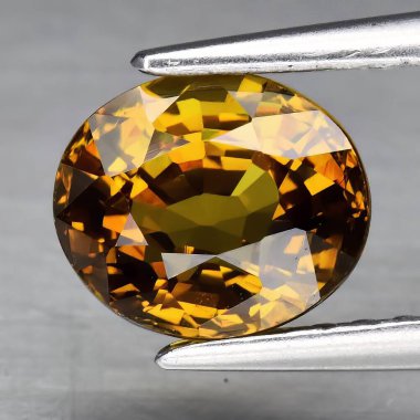 Gri arka planda doğal grossular garnet taşı