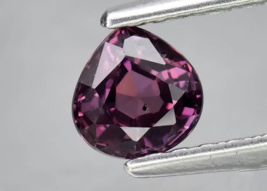 Gri arkaplanda doğal mor safir.