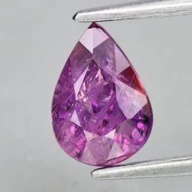 Gri arkaplanda doğal değerli taş pembe safir.