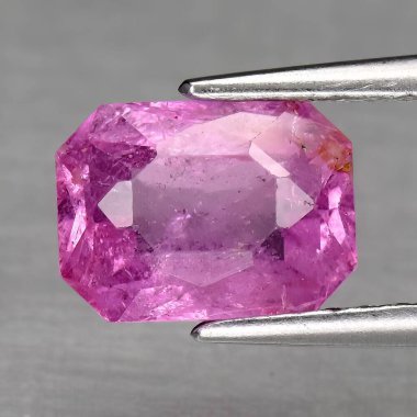 Gri arkaplanda doğal değerli taş pembe safir.