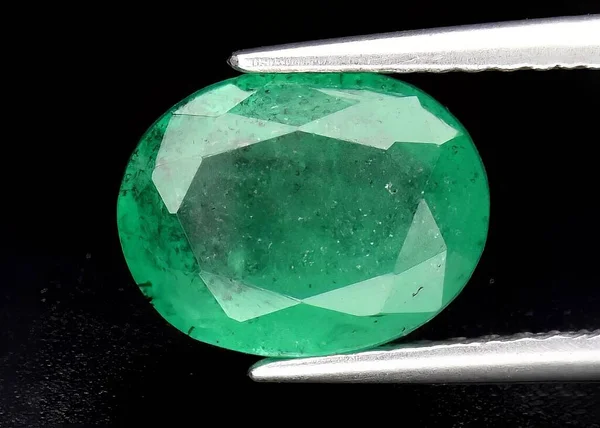 Натуральний Камінь Зелений Смарагд Сірому Фоні — стокове фото