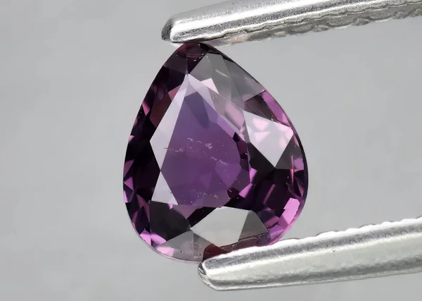 Натуральний Камінь Фіолетовий Сапфір Сірому Фоні — стокове фото