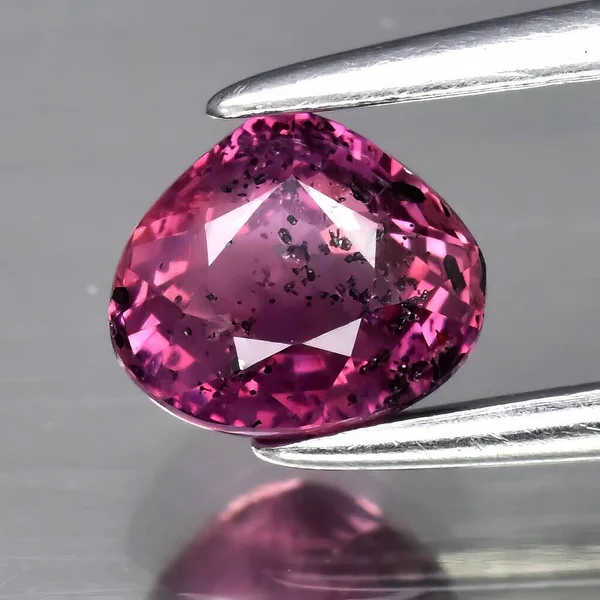 Натуральний Камінь Рожевий Сапфір Сірому Фоні — стокове фото