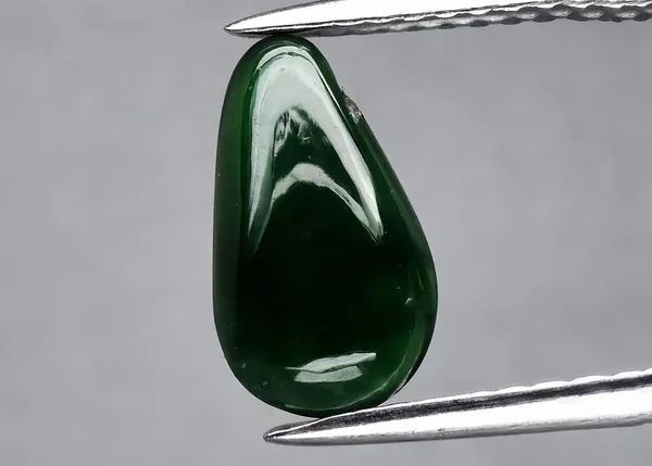 Натуральний Камінь Зелений Нефрит Сірому Фоні — стокове фото
