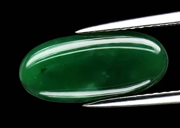 灰色の背景に天然宝石緑の玉 — ストック写真
