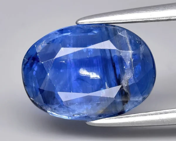 Gri Arkaplanda Doğal Mücevher Mavi Kyanit — Stok fotoğraf
