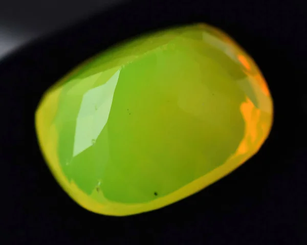 Neon Opal Kuning Permata Alami Pada Latar Belakang Hitam — Stok Foto