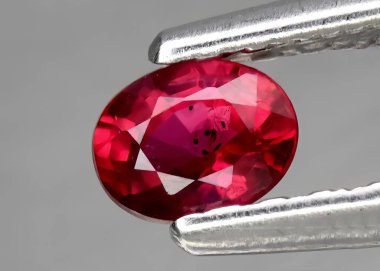 Gri arkaplanda doğal kırmızı yakut.