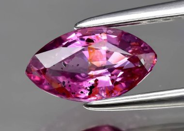Gri arkaplanda doğal pembe safir.