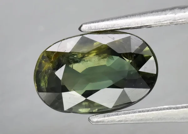 Натуральний Камінь Зелений Сапфір Сірому Фоні — стокове фото
