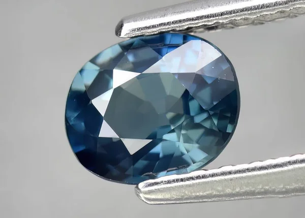 Натуральний Камінь Синій Сапфір Сірому Фоні — стокове фото