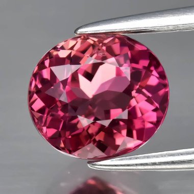 Gri arka planda doğal pembe turmalin.