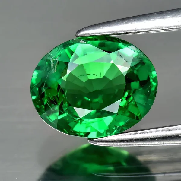 Természetes Drágakő Zöld Garnet Tsavorite Szürke Alapon — Stock Fotó