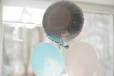 Beyaz ve mavi balonlar. Bayramda çok renkli şişme toplar