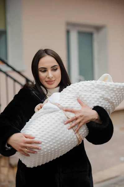 Mulher Segurando Bebê Envolto Cobertor — Fotografia de Stock