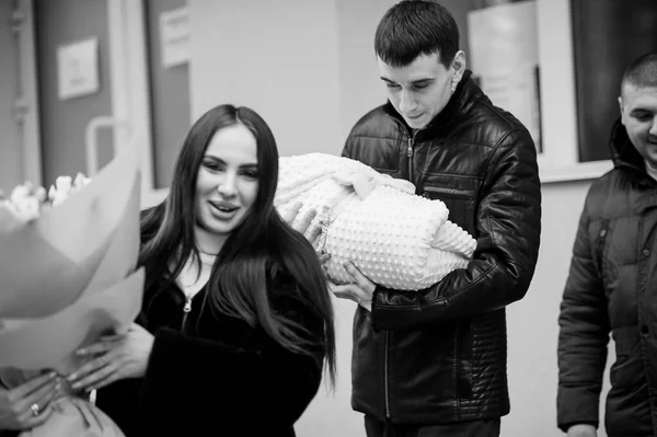 Hombre Sostiene Bebé Envuelto Una Manta Junto Una Hermosa Mujer — Foto de Stock