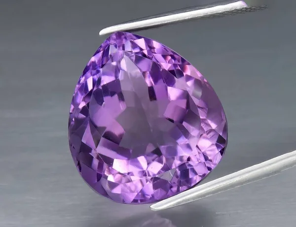 灰色背景上的天然宝石紫色紫水晶 紫色种类的石英 — 图库照片