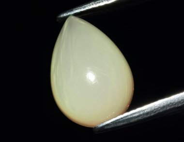 Siyah arka planda doğal değerli taş soylu opal