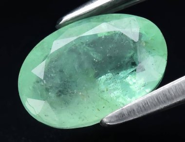 Siyah arka planda doğal yeşil zümrüt