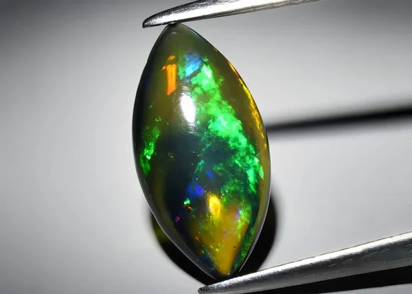 Siyah Arka Planda Doğal Değerli Taş Soylu Opal — Stok fotoğraf