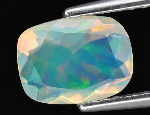 Siyah Arka Planda Doğal Değerli Taş Soylu Opal — Stok fotoğraf