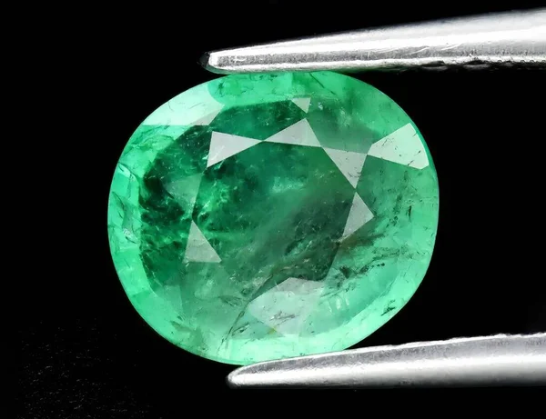 Természetes Drágakő Zöld Smaragd Fekete Háttér — Stock Fotó