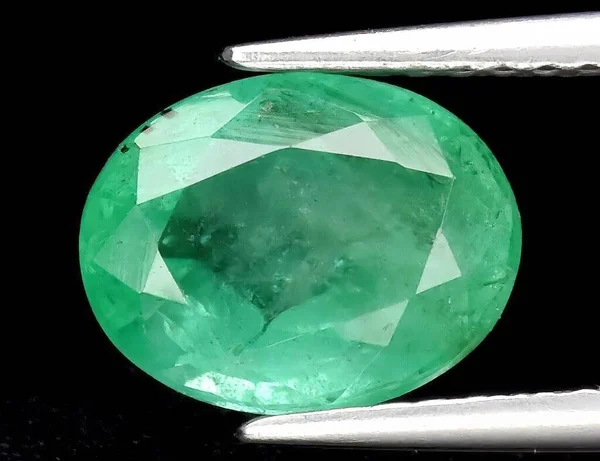 Натуральний Камінь Зелений Смарагд Чорному Тлі — стокове фото