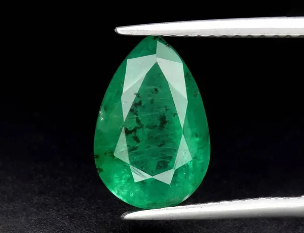Натуральний Камінь Зелений Смарагд Чорному Тлі — стокове фото
