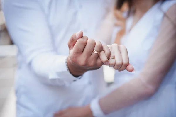 Wedding Rings Hands Newlyweds Gold Rings Hand Man Woman — Stock Photo, Image