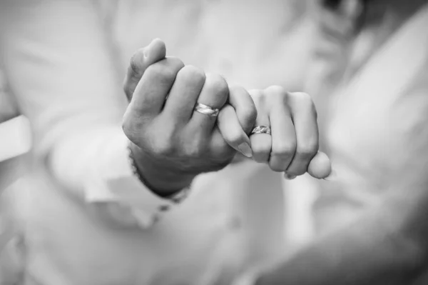 新婚夫妇手里拿着结婚戒指 一男一女手上的金戒指 — 图库照片