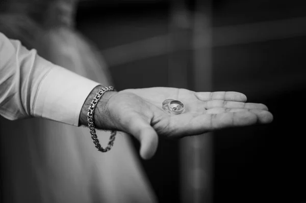 Obrączki Ślubne Rękach Nowożeńców Złote Obrączki Dłoni Mężczyzny Kobiety — Zdjęcie stockowe