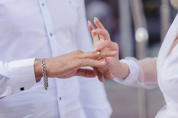 Trouwringen Aan Handen Van Pasgetrouwden Gouden Ringen Aan Hand Van — Stockfoto