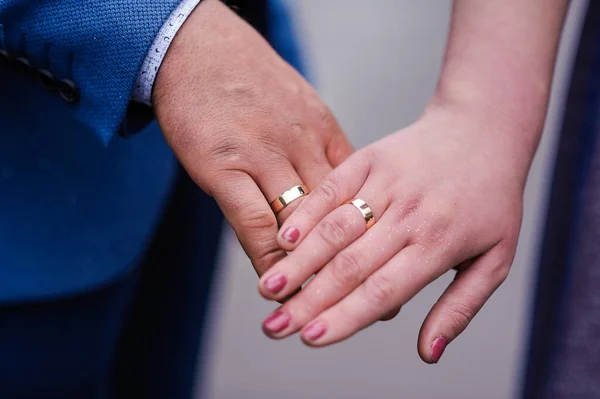 Anneaux Mariage Sur Les Mains Des Jeunes Mariés Bagues Sur — Photo