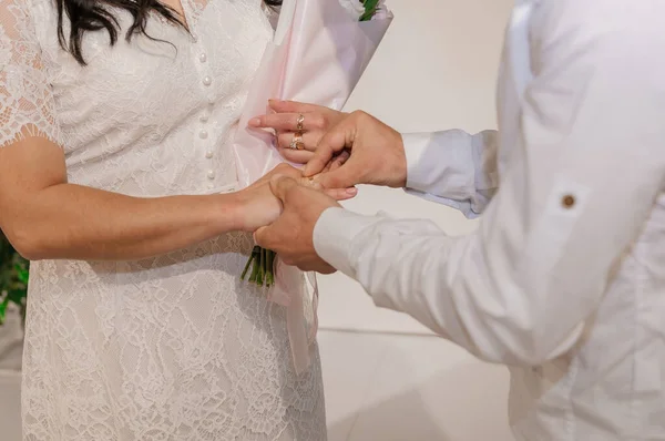 新婚夫婦の手に結婚指輪 男と女の手に金の指輪 — ストック写真