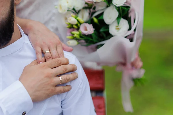 Anneaux Mariage Sur Les Mains Des Jeunes Mariés Bouquet Fleurs — Photo