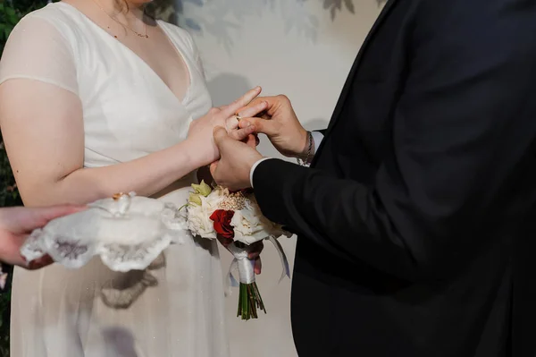 新婚夫婦の手に結婚指輪 男と女の手に金の指輪 — ストック写真