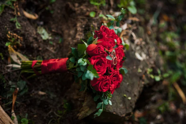 Une Paire Alliances Sur Une Souche Arrière Plan Bouquet Roses — Photo