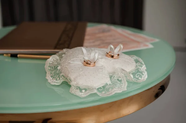 两金的结婚戒指 在白色的枕头上 — 图库照片