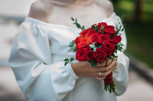 Червоні Троянди Руках Нареченої Букет Червоних Троянд Руках Жінки — стокове фото