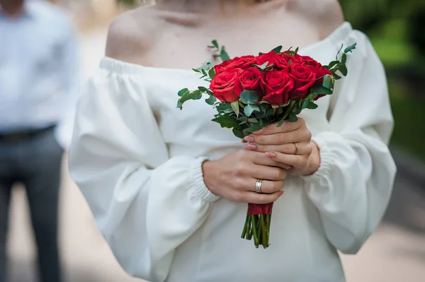 Strauß Roter Rosen Den Händen Der Braut Brautstrauß Aus Roten — Stockfoto