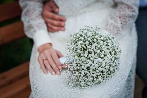 Ένα Μπουκέτο Λευκά Λουλούδια Στα Χέρια Της Νύφης Ανθοδέσμη Νύφης — Φωτογραφία Αρχείου
