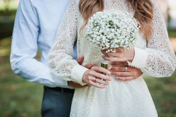 Egy Csokor Fehér Virág Menyasszony Kezében Menyasszonyi Csokor Fehér Virágokkal — Stock Fotó