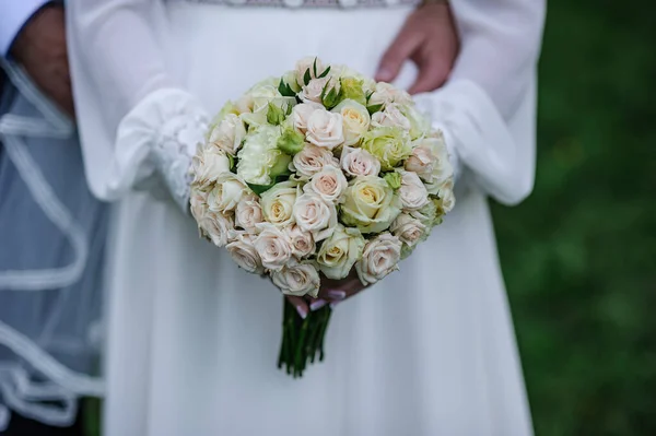 Buquê Flores Brancas Nas Mãos Noiva Buquê Flores Brancas Noiva — Fotografia de Stock