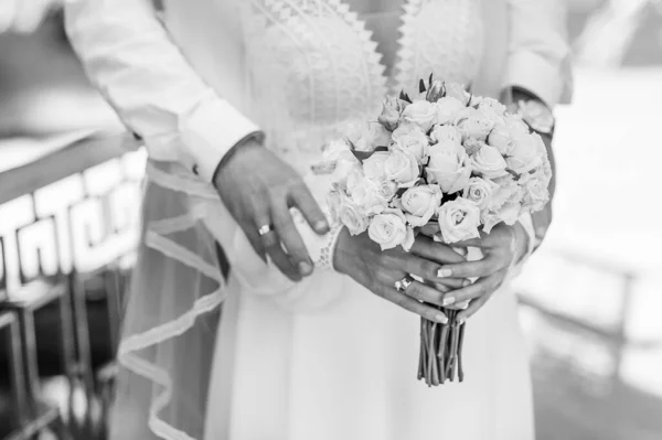 Bukiet Białych Kwiatów Rękach Panny Młodej Bukiet Białych Kwiatów Panny — Zdjęcie stockowe