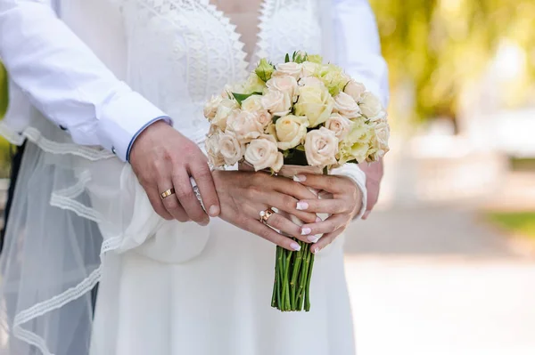 Ein Strauß Weißer Blumen Den Händen Der Braut Brautstrauß Aus — Stockfoto