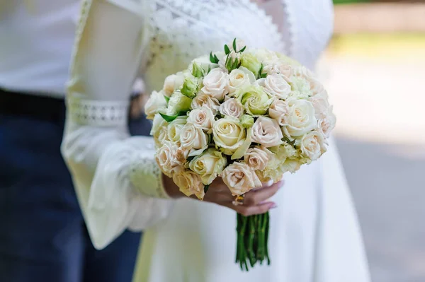 Kytice Bílých Květin Rukou Nevěsty Nevěstina Kytice Bílých Květin Rukou — Stock fotografie