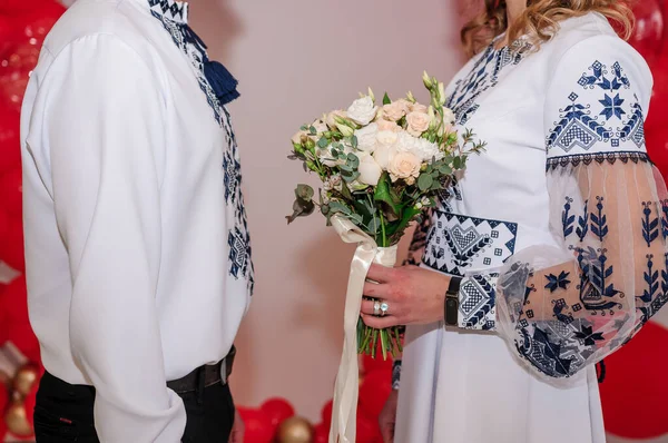 花嫁の手に白い花の花束 女性の手に白い花の花嫁の花束 — ストック写真